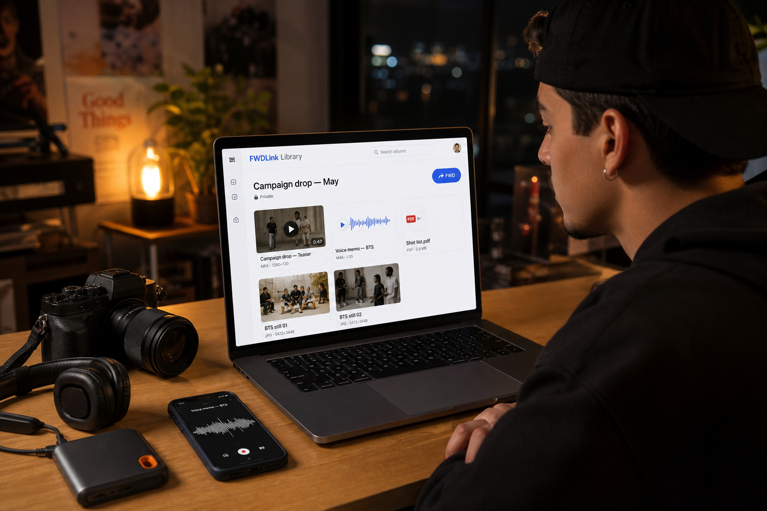 Creador en el escritorio con una biblioteca privada FWDLink que mezcla video, una nota de voz, un PDF y fotos BTS