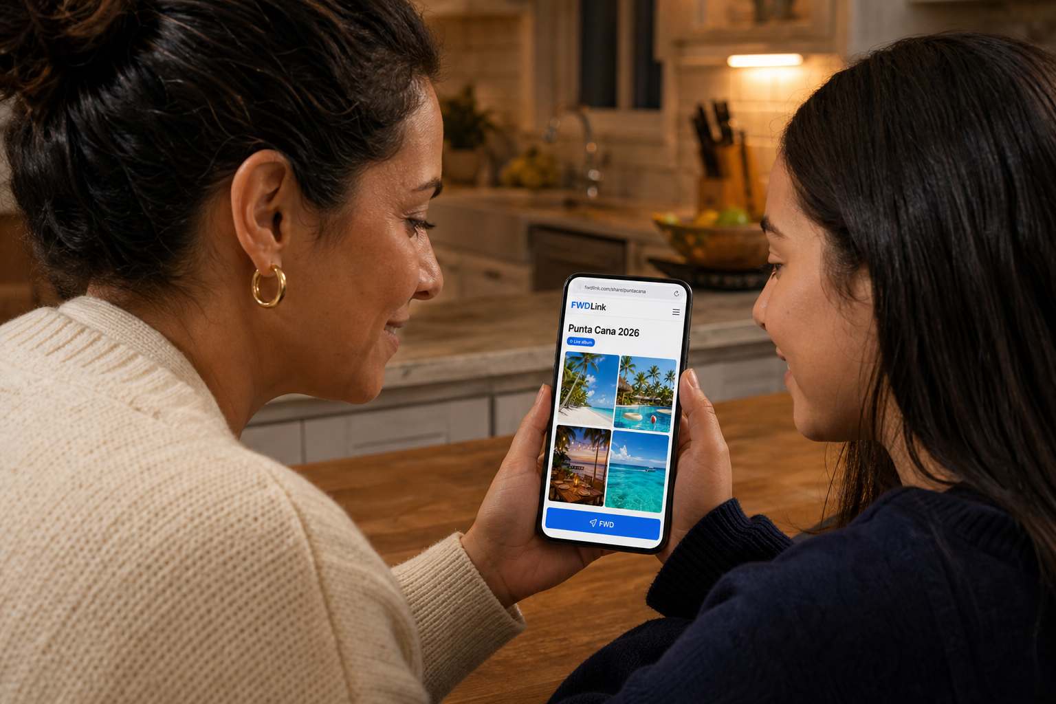 Por encima del hombro: madre e hija miran un álbum vivo FWDLink de Punta Cana en el celular frente a ellas
