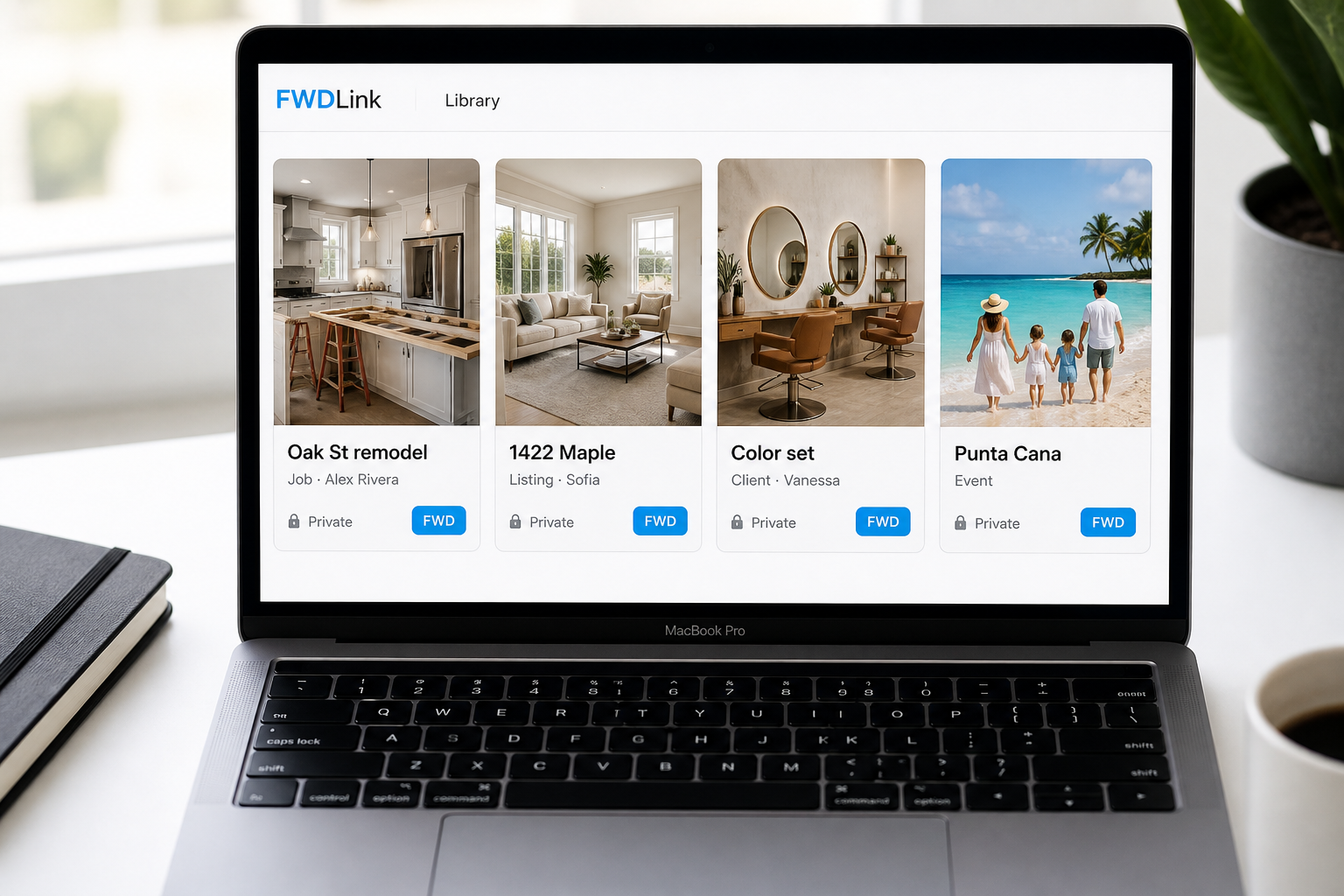 Biblioteca FWDLink en una laptop — álbumes de una remodelación, un listing, un set de salón y un viaje familiar