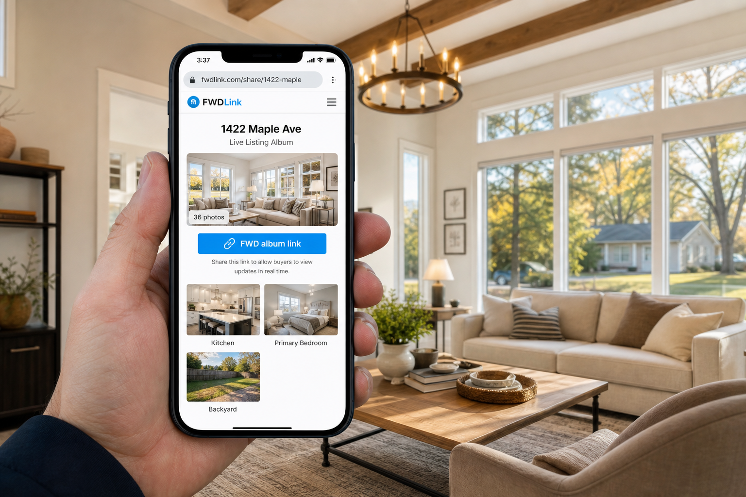 Agente inmobiliaria con un celular mostrando un álbum vivo de listing FWDLink de 1422 Maple Ave