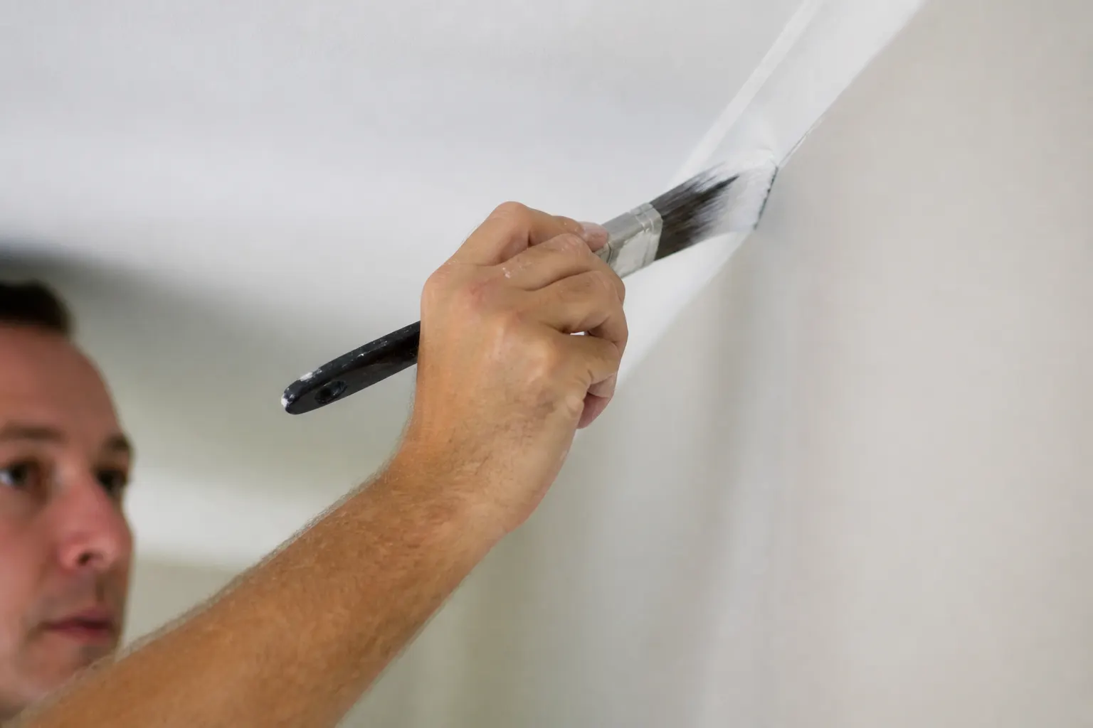 Detalle de corte de moldura pintada